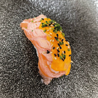Nigiri de salmón flambeado (1 Ud.)
