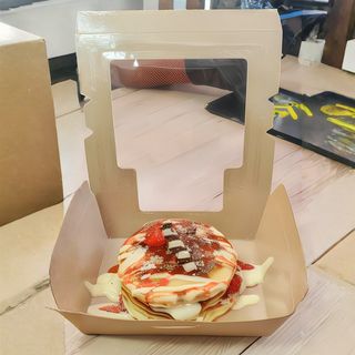 Pancakes cu ciocolata alba, capsuni, lila pouse, sirop capsuni