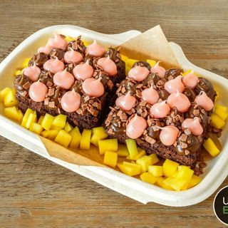 BROWNIE C/ TOPPINGS E FRUTA