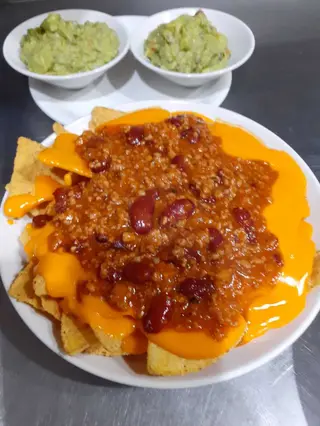 Nachos Con Guacamoles Y Cheddar (Ración)