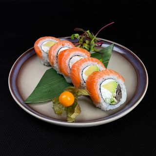 Uramaki owinięte łososiem MOWI