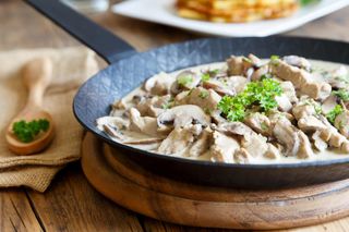 Piletina sa šampinjonima u bijelom sosu sa domaćim pecivom