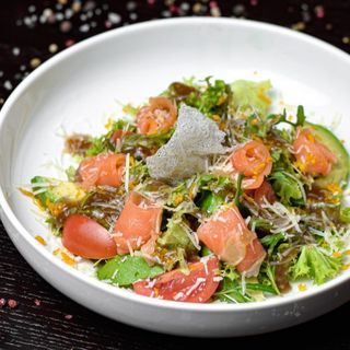 Салат з лососем та авокадо (240г)