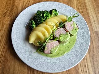 Polędwiczka wieprzowa otulona szynką parmeńską