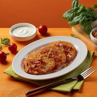 Деруни з беконом, хрусткою цибулею та сметаною