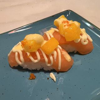 62B.Nigiri De Salmón Con Mayonesa Y Mango (2 Pzs.)