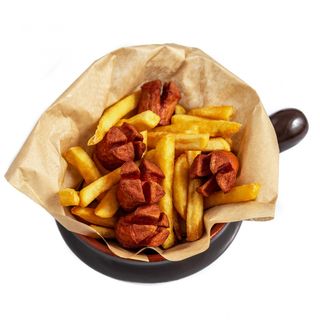 Patatine fritte, pancetta e wurstel