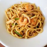 Tallarinde de udon con marisos de Japón