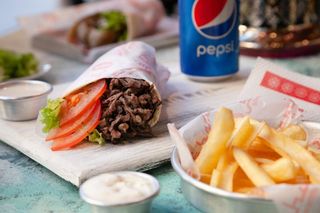 2 Kebab de vită mare + 1 Cartofi pai + 2 Băuturi la alegere