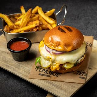 Cheese Burger + pomfrit