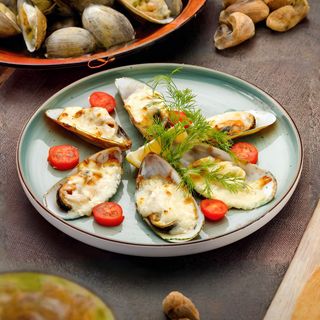 Мидии под сливочно-чесночным соусом