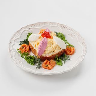 Скрэмбл с лососем на булочке бриошь