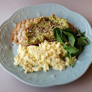 Скрембл тост заквасний хліб гуакамоле