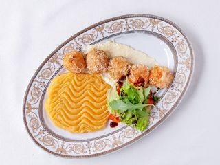 Лососеві крокети з рікотою і пюре з бат