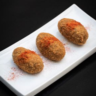 Croquetas veganas de boletus y avellanas tostadas.