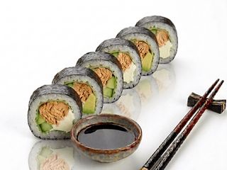 Futomaki z pieczonym łososiem, serek kremowy, awokado, ogórek 6 szt (180g)