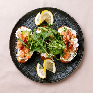 Брускетта с лососем 