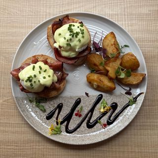 Huevos Benedictos con Bacon