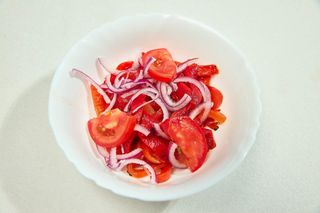 Salată de ardei copți cu roșii