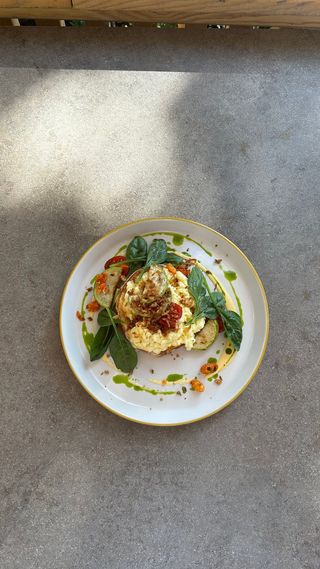 Скрембл-банош з овочами 