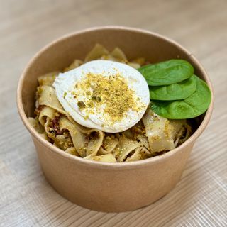 Pappardelle z pistacjowym pesto, suszonymi pomidorami i burratą