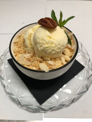 Topla pita od jabuka sa hrskavim mrvicama i sladoledom od vanile