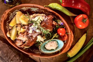 Коленица са реном и кајмаком