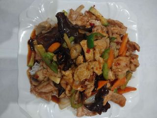 Свинско месо с гъби, черни гъби и зеленчуци В пикантен сос върху бял ориз (700г)