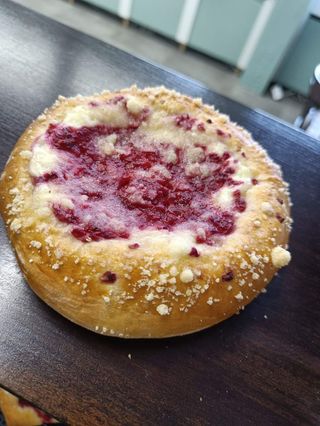 Drożdżówka z malinami i mascarpone