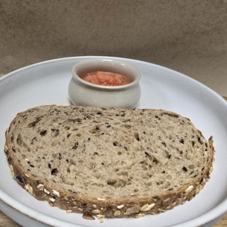 Tostada con tomaca casero