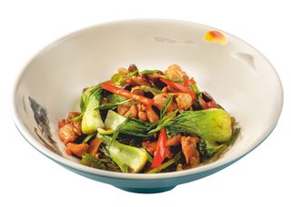 Лапша жареная с курицей и базиликом (350г)