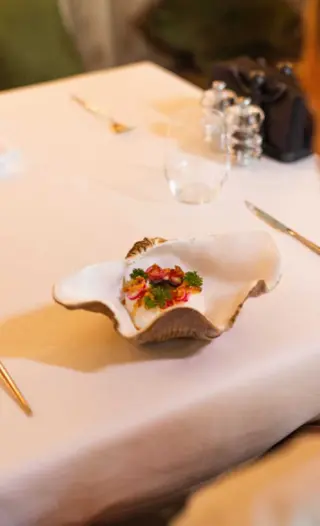 Salata de icre de pastrav, texturi de ceapa, ulei de patrunjel