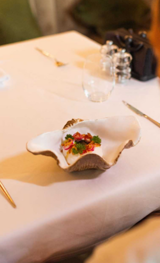 Salata de icre de pastrav, texturi de ceapa, ulei de patrunjel