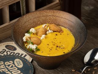 Supa cremă de porumb cu popcorn de pui