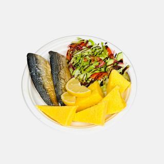 Macrou cu mămăligă și salată