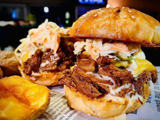 Слайдъри с дърпано свинско (500г)