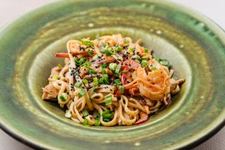 Локшина з куркою та креветками в Горіховому соусі (300г)