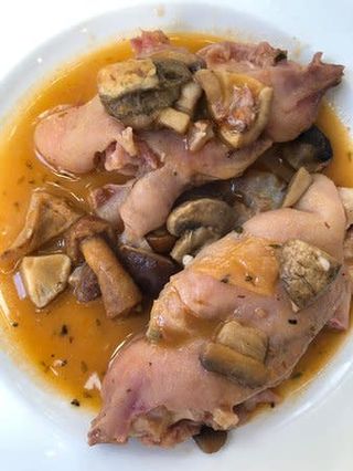Pies De Cerdo guisados con setas 
