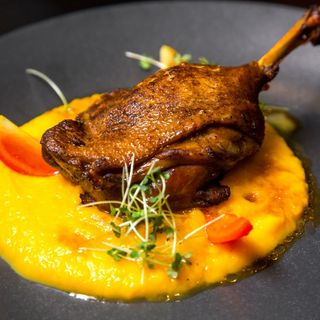 Томлена качина ніжка конфі (350г/150г)