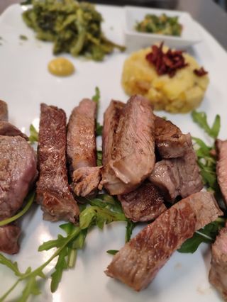 Tagliata di bovino adulto su letto di rucola 300 g