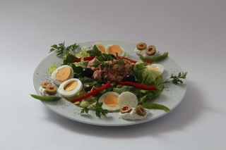 Salata sa tunjevinom ili purećom šunkom