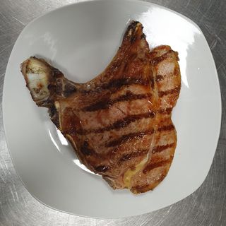 Chuletón De Ternera Lechal Con Patatas