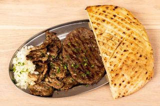 1/2 pljeskavice i 1/2 teleći bubrezi