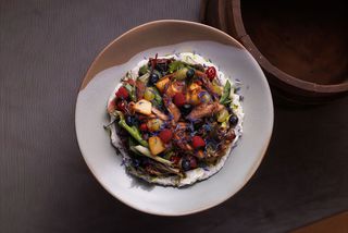 З рваної качки, сезонними карамелізованими фруктами на йогуртовому крем - сирі з троянди (225 г)