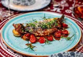 კალმახი შემწვარი ბოსტნეულით