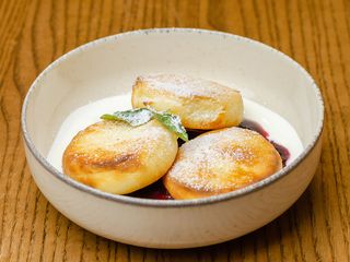 Сирники з джемом та сметаною 