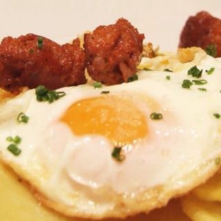 Huevos rotos con chistorra