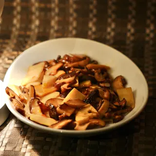 Bambù e funghi saltati