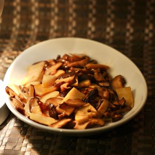 Bambù e funghi saltati