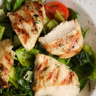 Салат з куркою та свіжими овочами